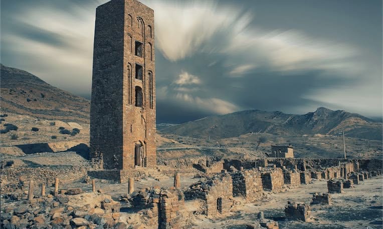 The minaret of Al Qal'a of Beni Hammad rising above the palace ruins