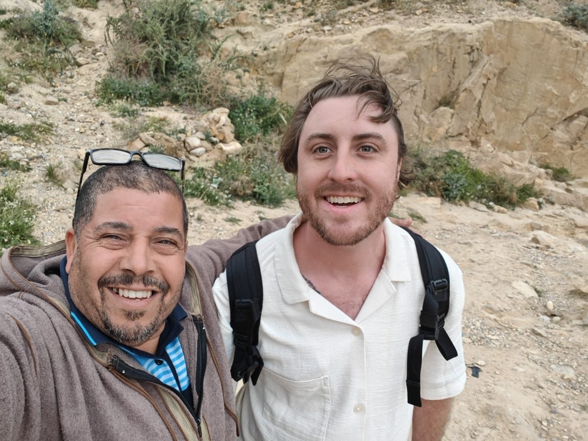 Un voyageur accompagné d'un guide local dans le Sahara algérien
